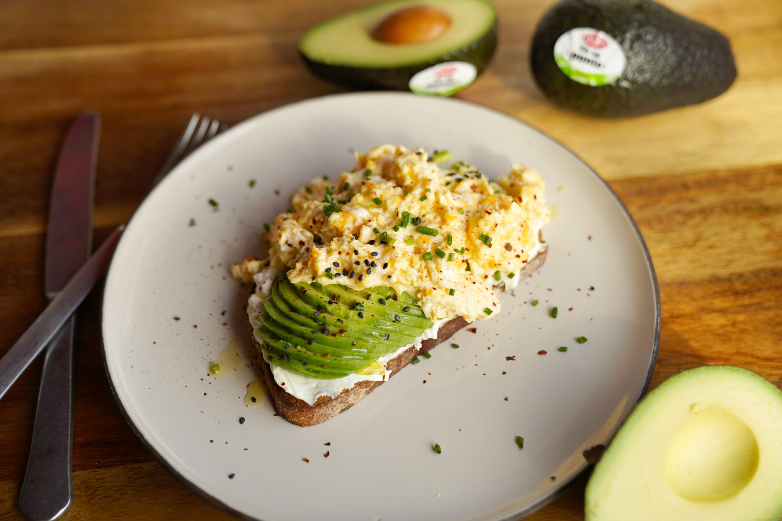 Huevos revueltos con aguacate y tostada integral
