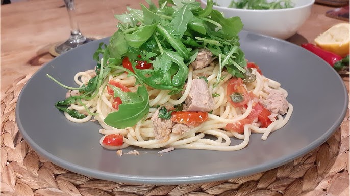 Pasta con atún, tomate y rúcula