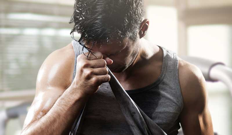 Atleta bebiendo agua durante entrenamiento intenso